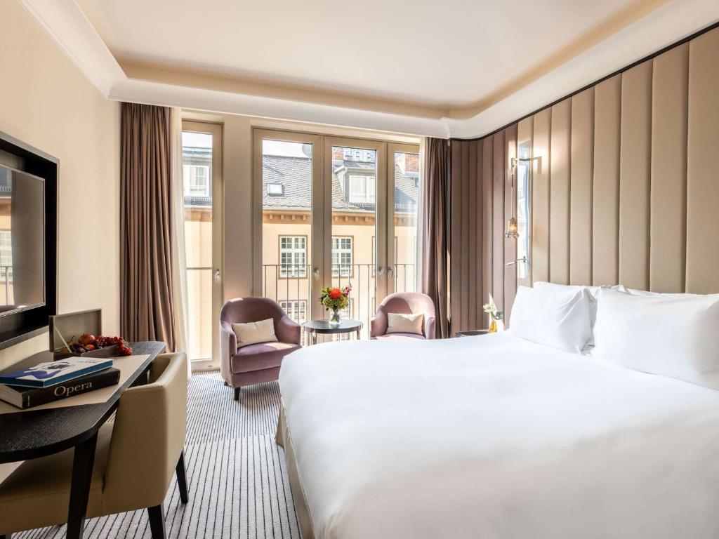 Postel nebo postele na pokoji v ubytování Sofitel Frankfurt Opera