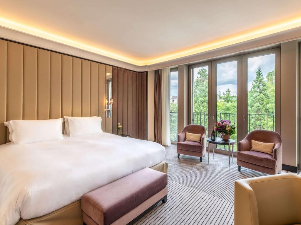 Postel nebo postele na pokoji v ubytování Sofitel Frankfurt Opera
