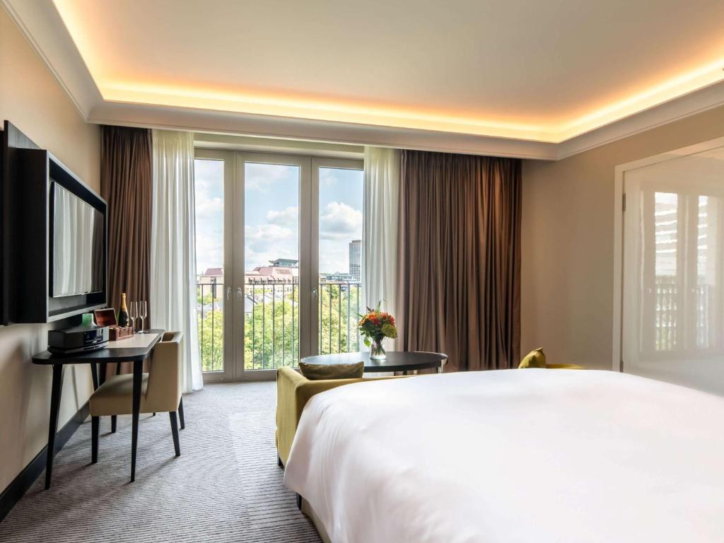TV a/nebo společenská místnost v ubytování Sofitel Frankfurt Opera