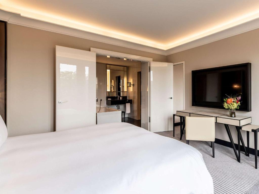 TV a/nebo společenská místnost v ubytování Sofitel Frankfurt Opera