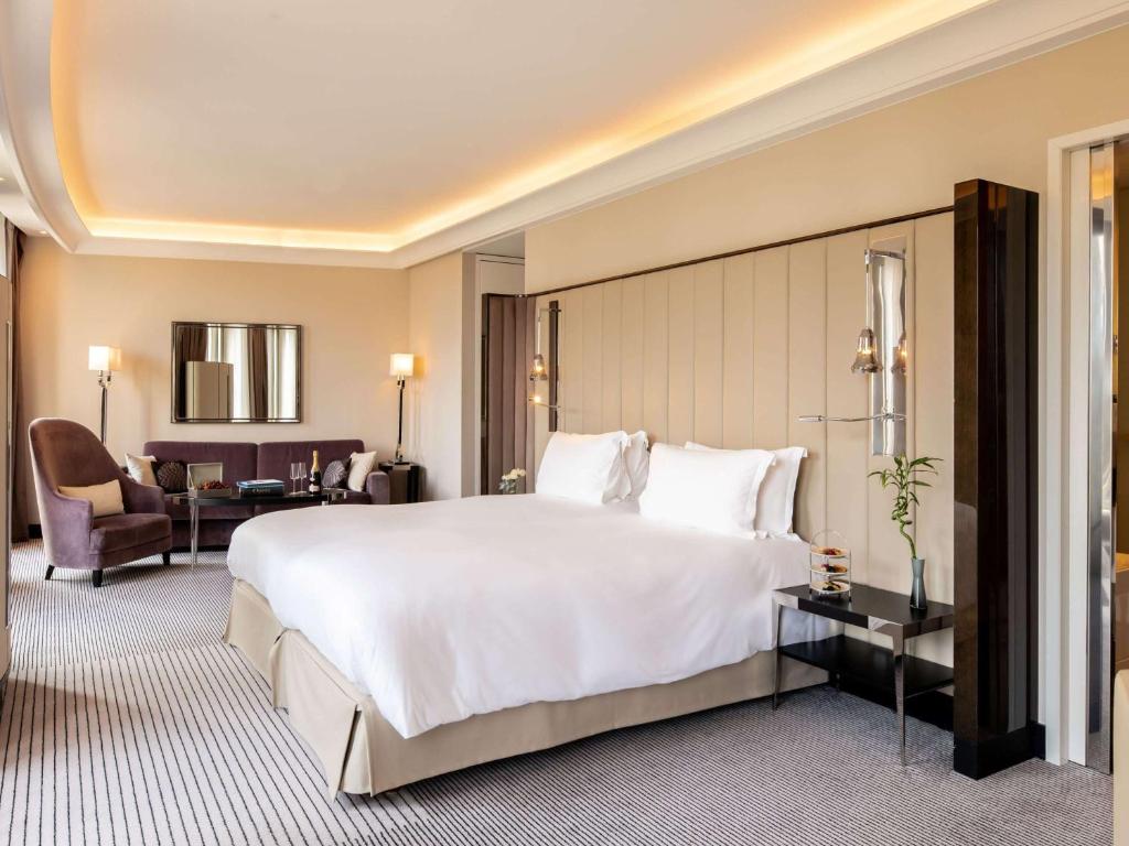 Postel nebo postele na pokoji v ubytování Sofitel Frankfurt Opera