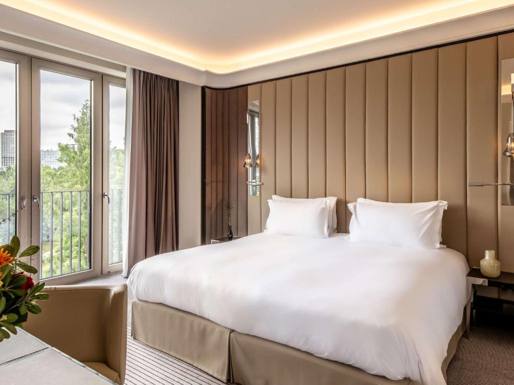 Postel nebo postele na pokoji v ubytování Sofitel Frankfurt Opera