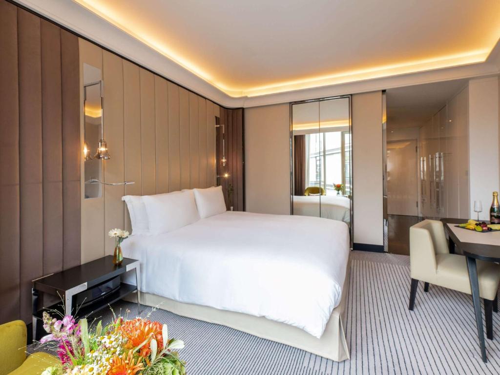 Postel nebo postele na pokoji v ubytování Sofitel Frankfurt Opera