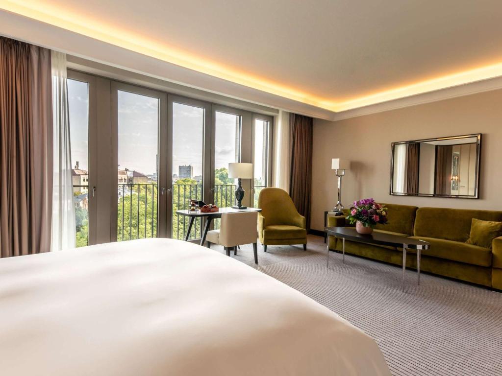 Postel nebo postele na pokoji v ubytování Sofitel Frankfurt Opera