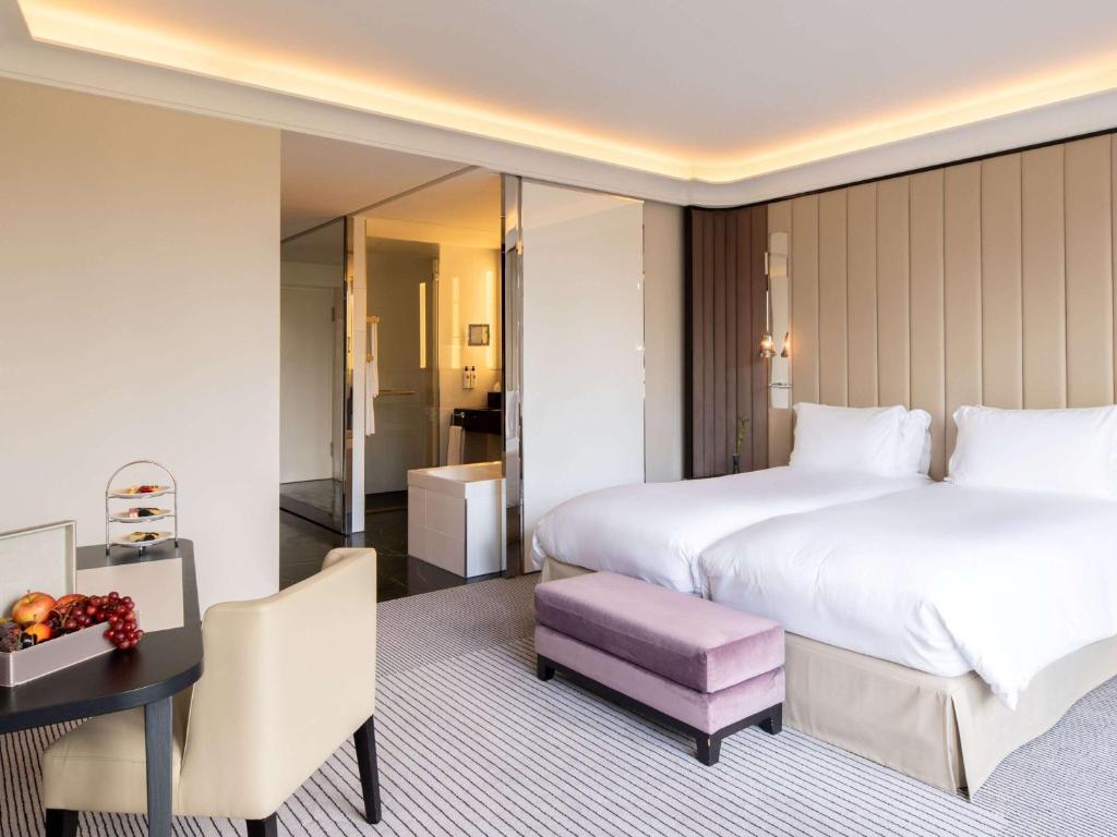 Postel nebo postele na pokoji v ubytování Sofitel Frankfurt Opera