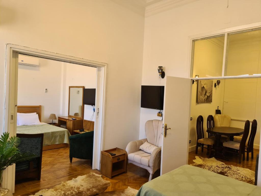 Postel nebo postele na pokoji v ubytování family suites cairo