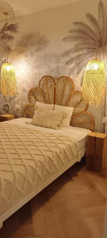 Rúm í herbergi á Stodoła Rzym - domek, jacuzzi, sauna, jezioro, las
