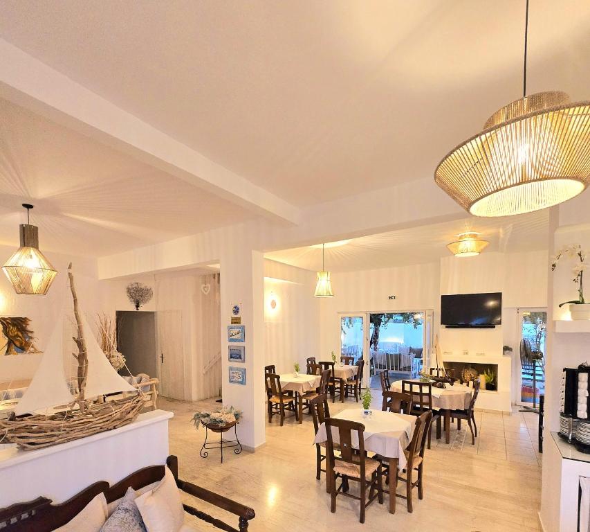 TV a/nebo společenská místnost v ubytování Aphrodite Boutique Hotel