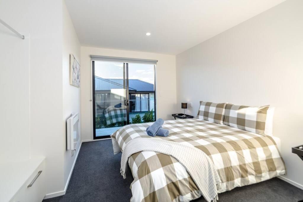 Luxe on Burgundy - Resim 2