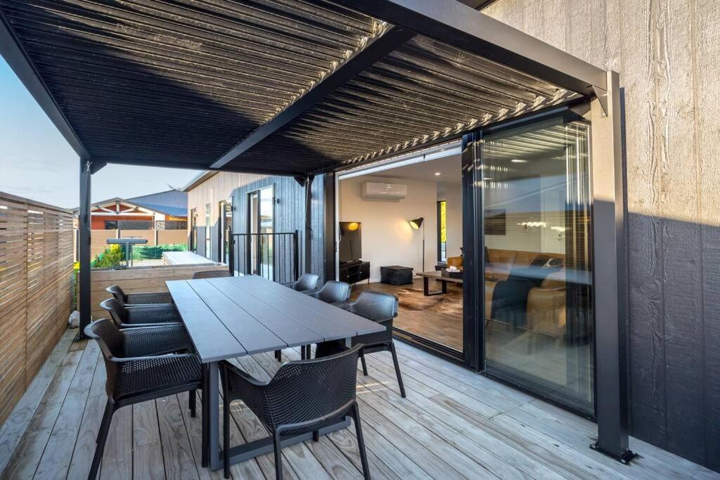 Luxe on Burgundy - Resim 4