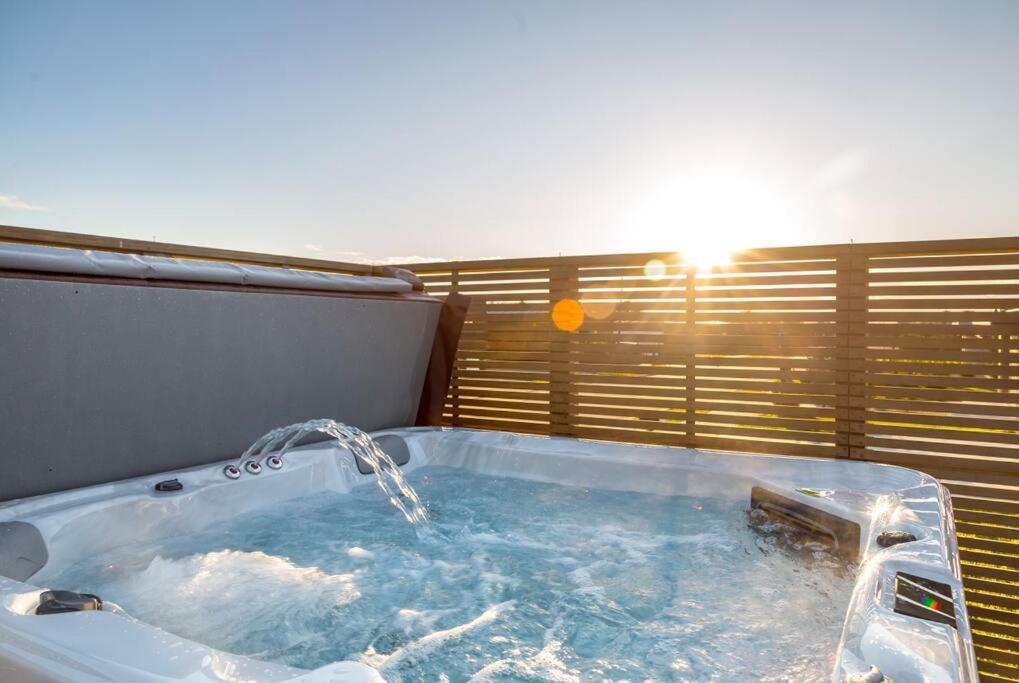 Luxe on Burgundy - Resim 14