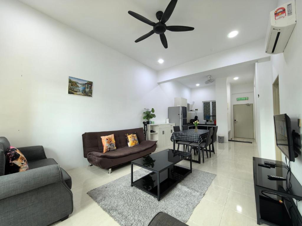 TV a/nebo společenská místnost v ubytování Sweet Homestay Suite 3BD Room Langkawi Kuah Langkawi