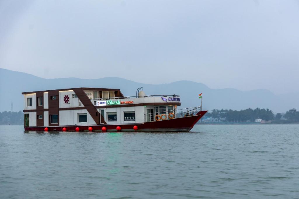 a boat in the water with a house on it at Vikash Eco Resort in Bālugān