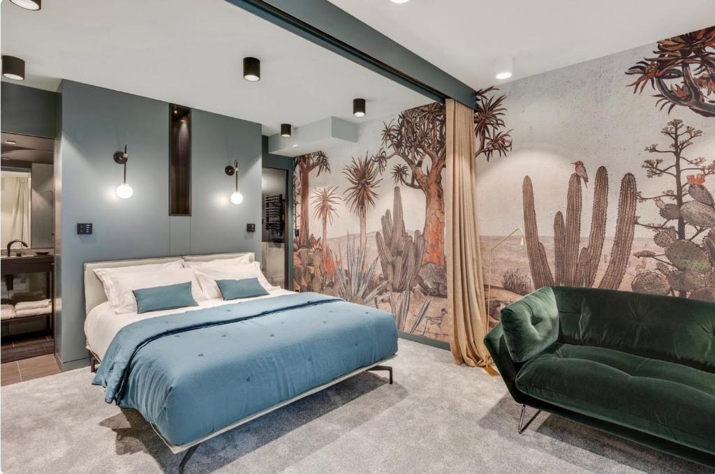 une chambre avec un lit et un canapé vert dans l'établissement Splendide appartement de 50m2 Paris -Montmartre, à Paris