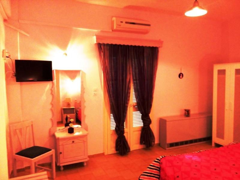TV a/nebo společenská místnost v ubytování skiathosrooms-appartments for holidays