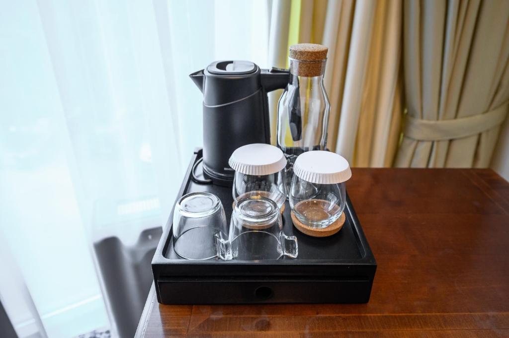 Příslušenství pro přípravu čaje a kávy v ubytování Hotel Bulevard