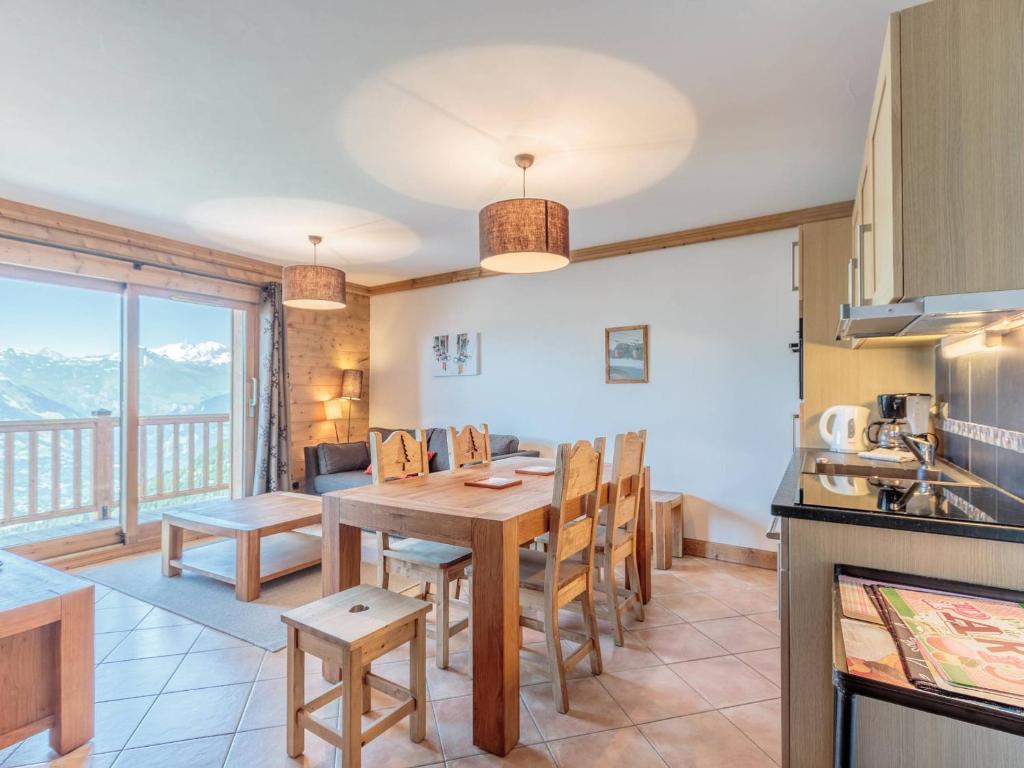 Køkken eller tekøkken på Appartement ski aux pieds, 2 chambres, parking couvert inclus - FR-1-352-4