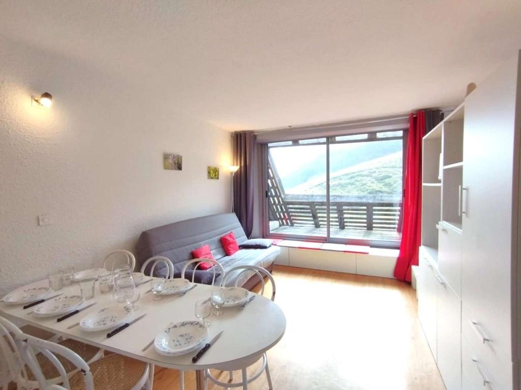 a dining room with a table and chairs and a window at Appartement cosy 6 pers, Piau-Engaly, balcon et casier à ski - FR-1-457-204 in Aragnouet