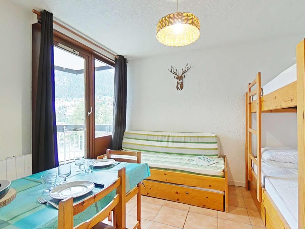 - une salle à manger avec une table et des lits superposés dans l'établissement Studio skis aux pieds avec parking - Montgenèvre, 650m du centre et ESF - FR-1-330D-1, à Montgenèvre