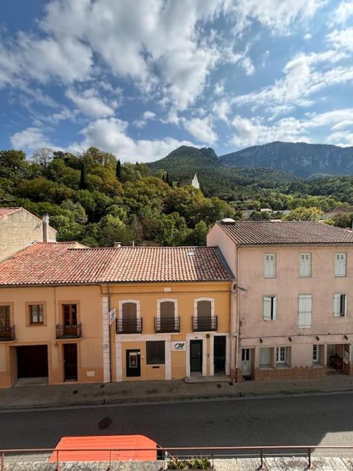 Quelques bâtiments sur le côté d'une rue dans l'établissement Holiday home in Axat, à Axat