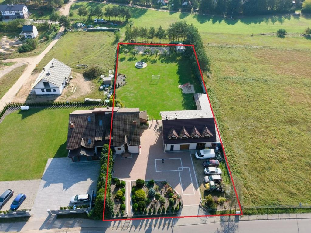 widok z lotu ptaka na dom z dużym podwórkiem w obiekcie Apartamenty u Wieśka w Żurominie