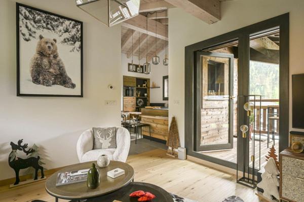 - un salon avec un ours en peluche sur le mur dans l'établissement Hameau des Cornuts - Apartment B06, aux Gets