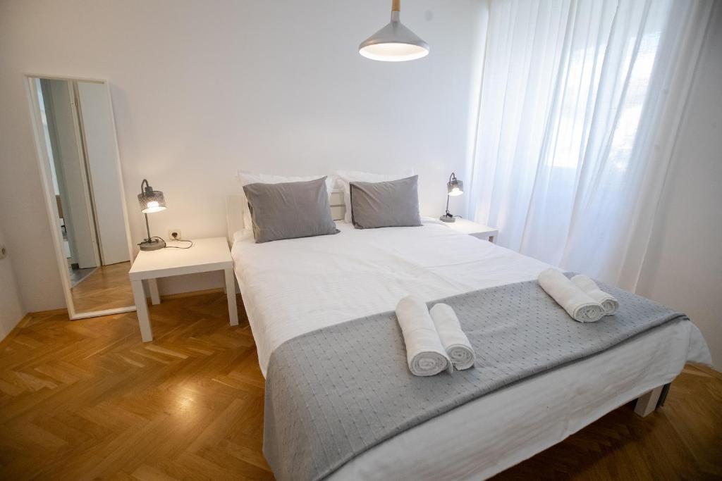 Ένα ή περισσότερα κρεβάτια σε δωμάτιο στο Balcony Free Parking City Center Apartment in Ohrid Near Lake