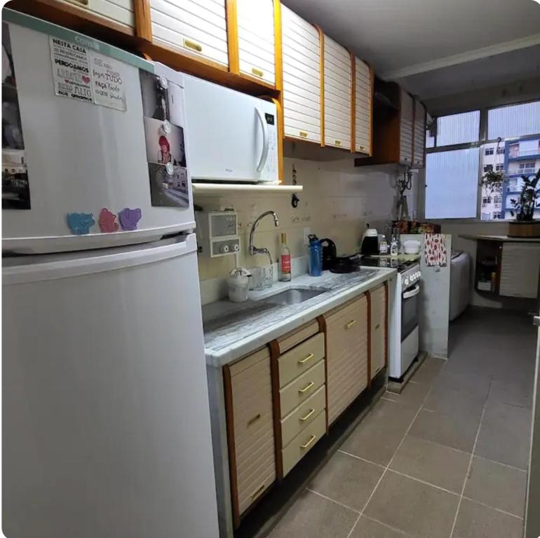 Η κουζίνα ή μικρή κουζίνα στο Quarto e banheiro privativos na Barra