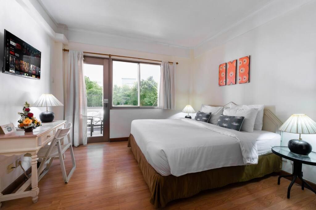 En eller flere senge i et værelse på Private Apartment 6244 at Jayakarta Residence