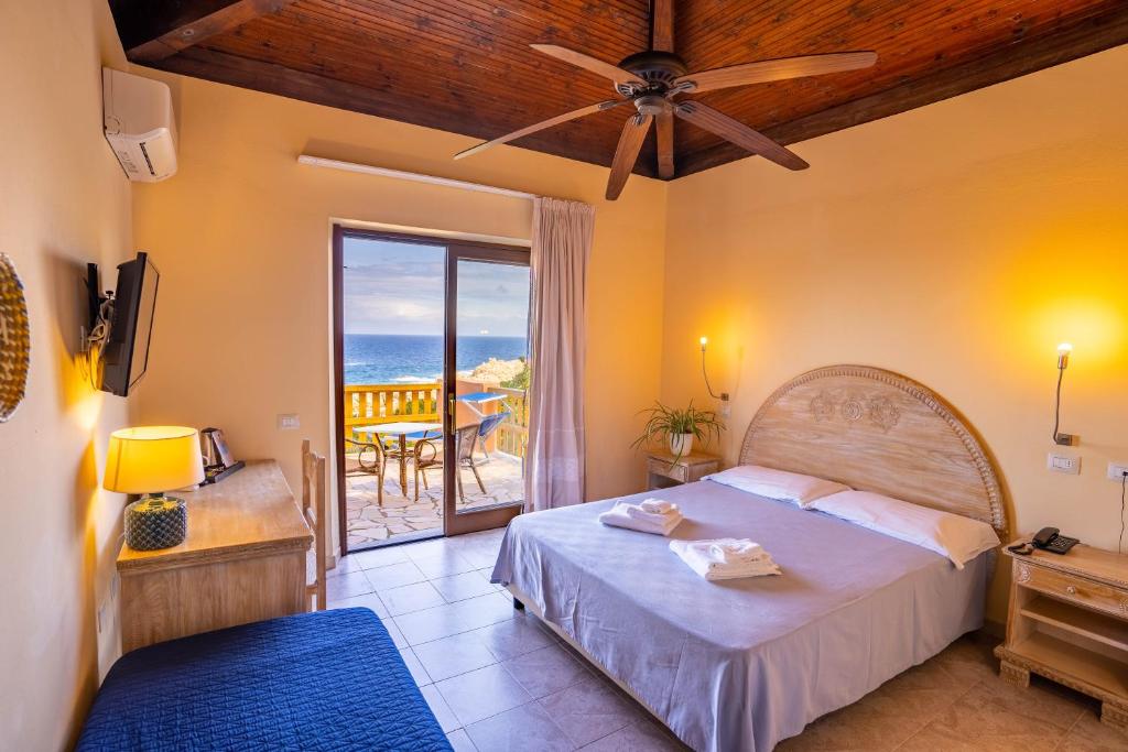 Postel nebo postele na pokoji v ubytování Hotel Costa Paradiso