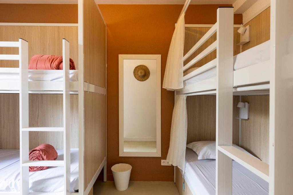 Palanda nebo palandy na pokoji v ubytování Corsica Hostel Porto Vecchio - partie chambre privée