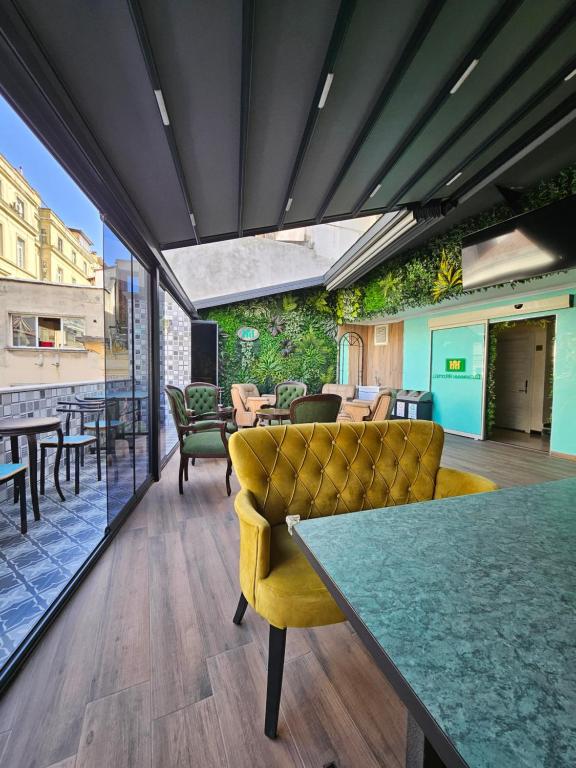 A seating area at Hotel Devman
