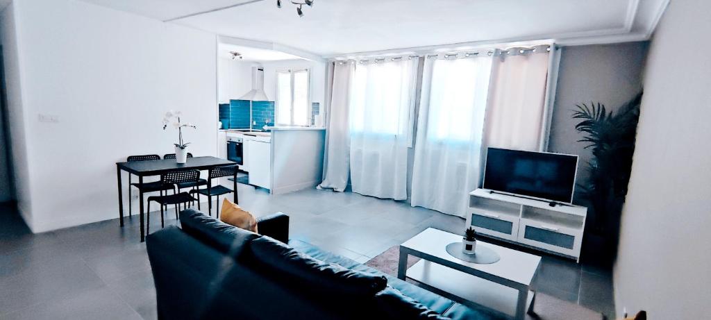 un salon avec un canapé et une table dans l'établissement Charmant T2 à 5 min des Plages -10min Calanques, à Marseille