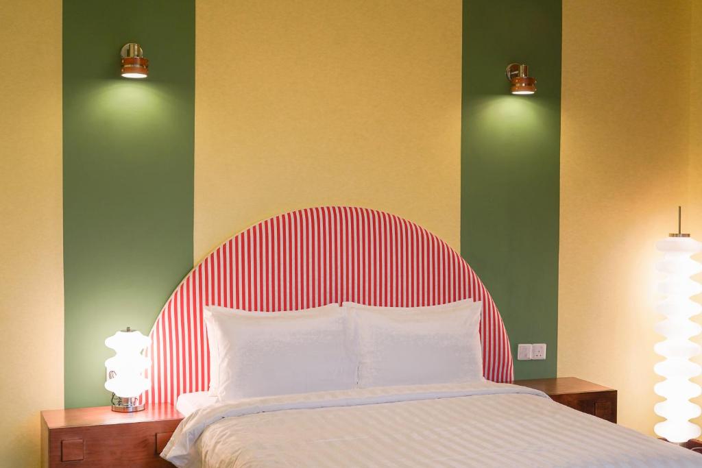 Postel nebo postele na pokoji v ubytování The Très Hotel