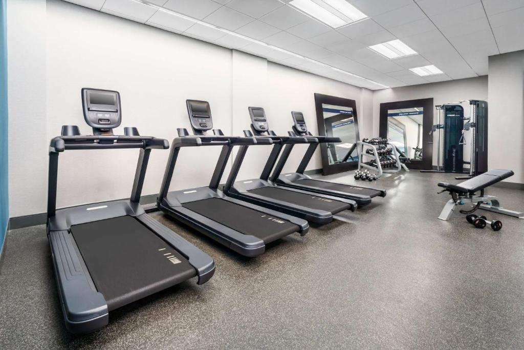 Fitness centrum a/nebo fitness zařízení v ubytování Hampton Inn Times Square Central