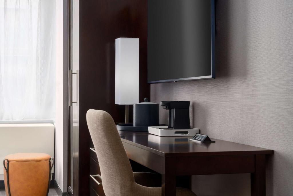 TV a/nebo společenská místnost v ubytování Hampton Inn Times Square Central