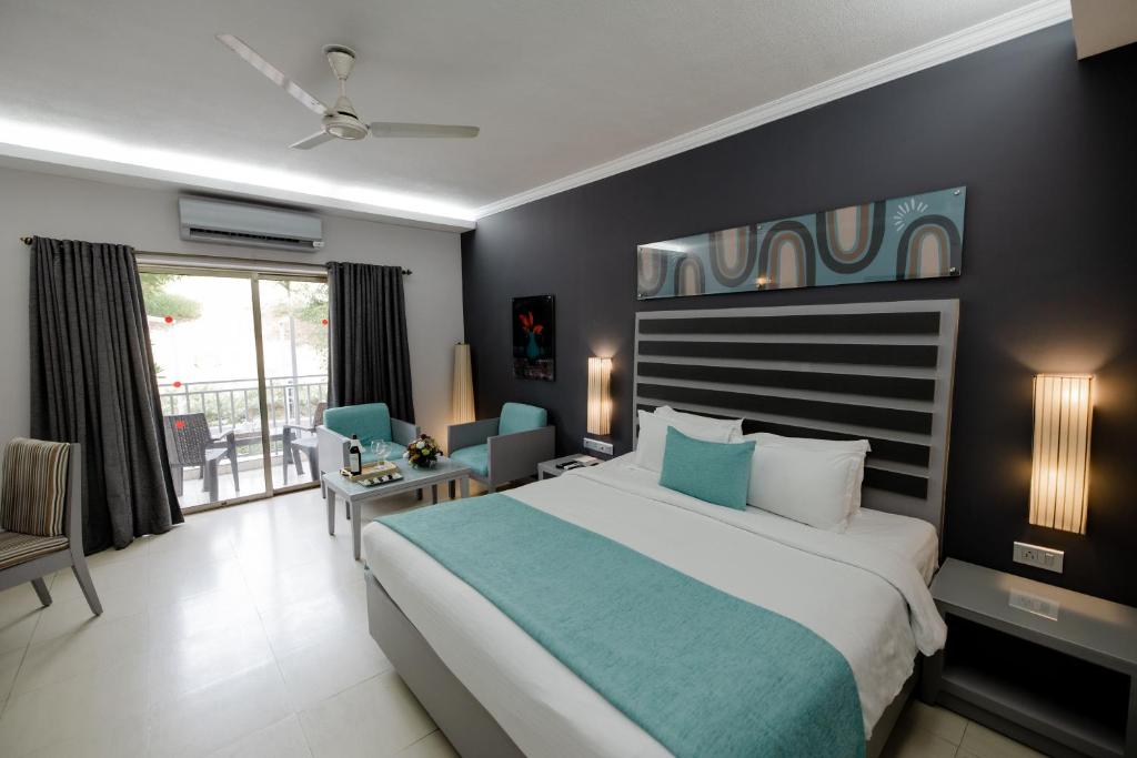 Postel nebo postele na pokoji v ubytování Regenta Baywatch Resort, Goa