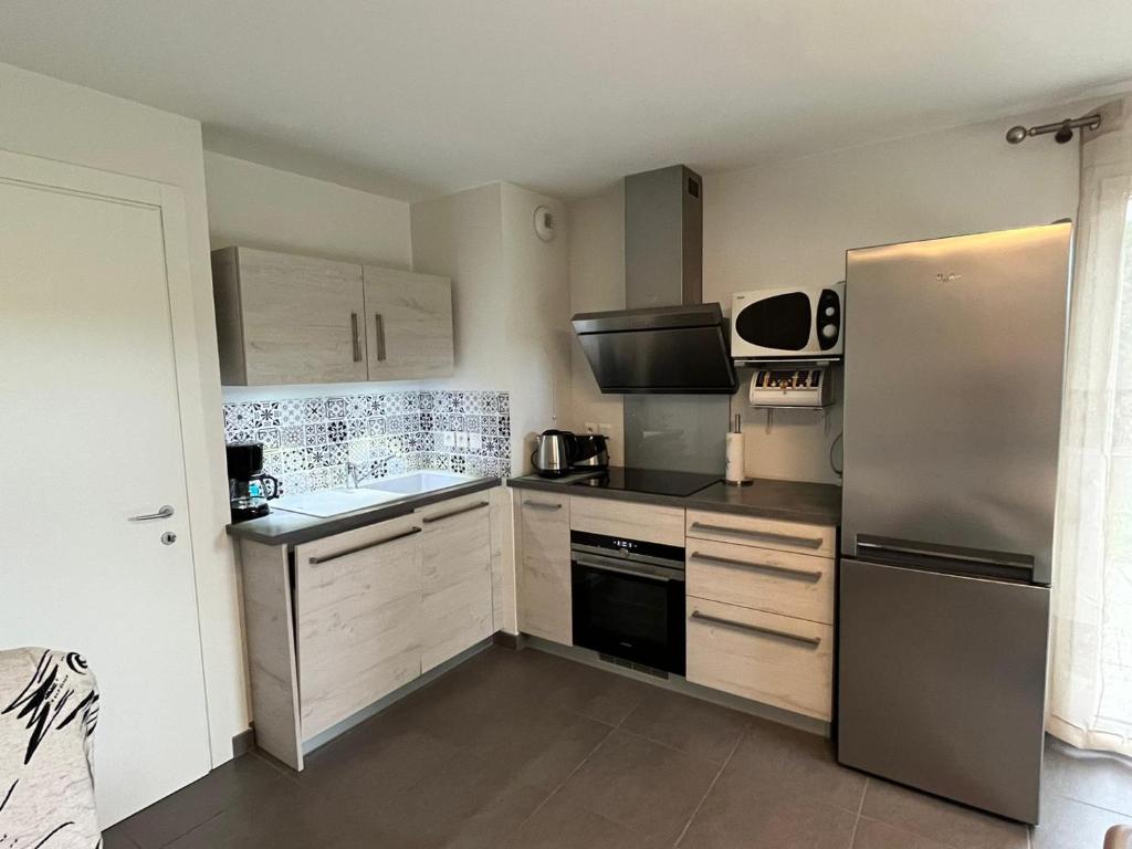 une petite cuisine avec un réfrigérateur et un évier dans l'établissement Le Léman, à Thonon-les-Bains