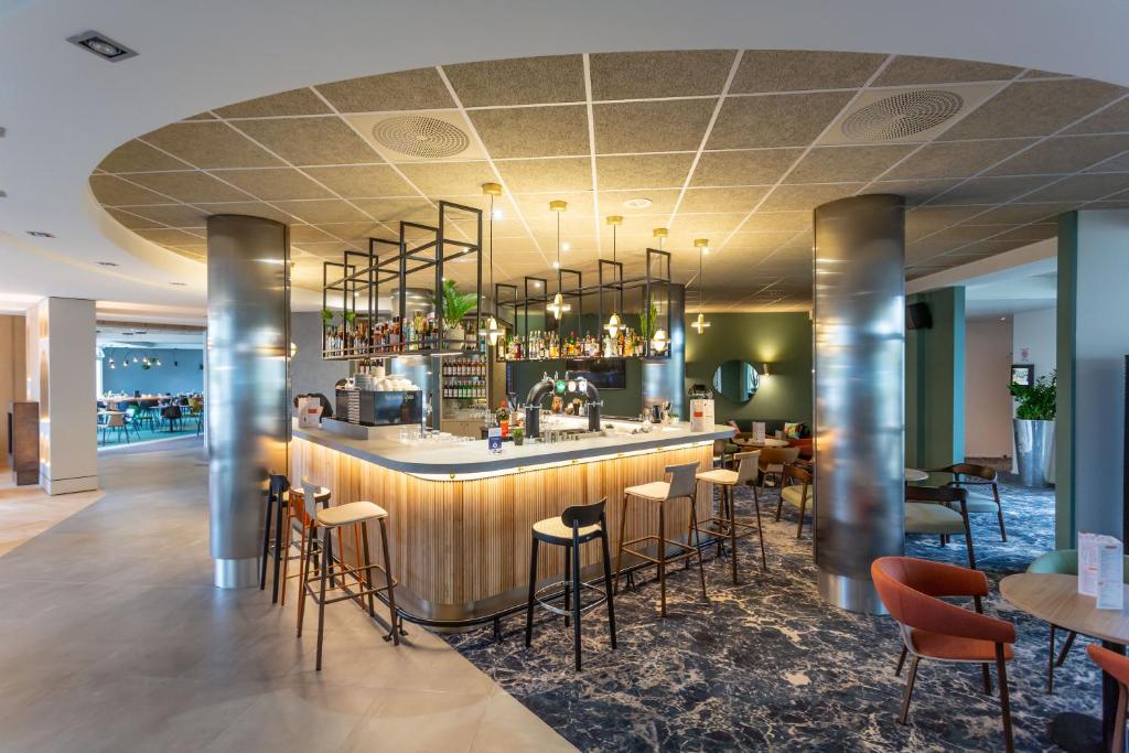 Lounge nebo bar v ubytování Novotel Bourges