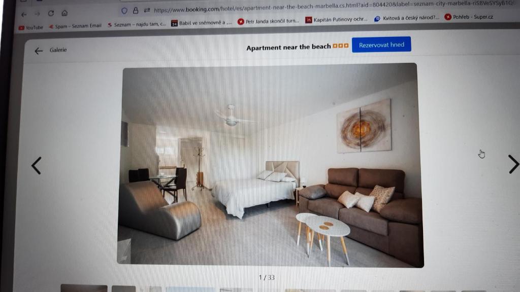 una sala de estar con un sofá y una mesa en Apartment near the beach,Marbella, en Mladá Boleslav