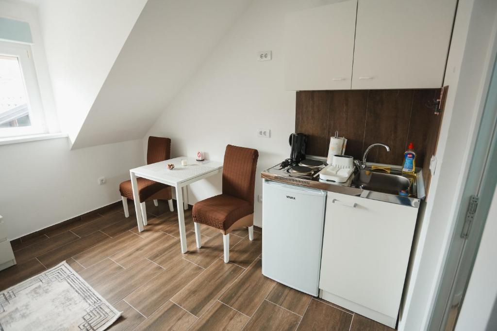 Kuchyň nebo kuchyňský kout v ubytování Apartmani Davidović