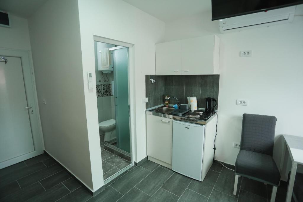 Kuchyň nebo kuchyňský kout v ubytování Apartmani Davidović