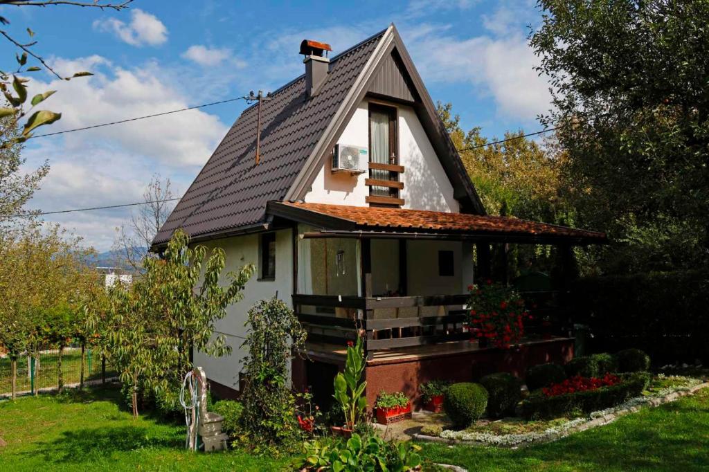 Κήπος έξω από το Holiday Home Ravne