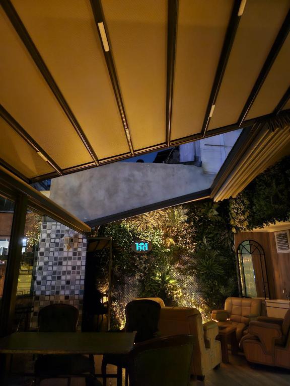 A seating area at Hotel Devman