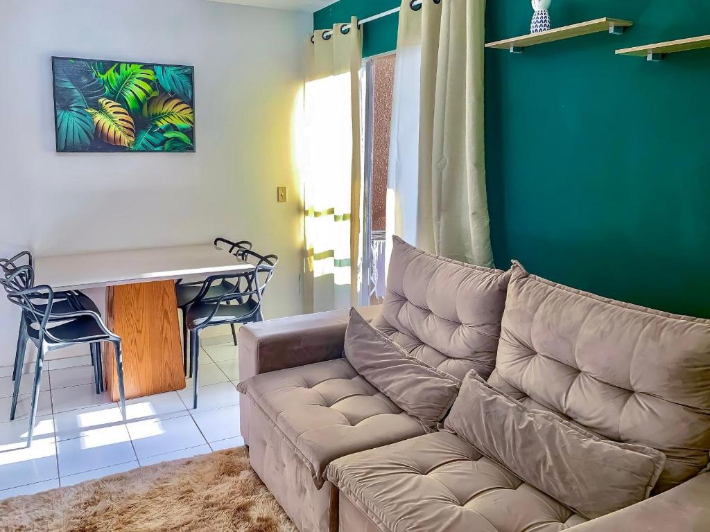 a living room with a couch and a table at Apê Bela Vista com Piscina I Wi-Fi e A/C in Imperatriz