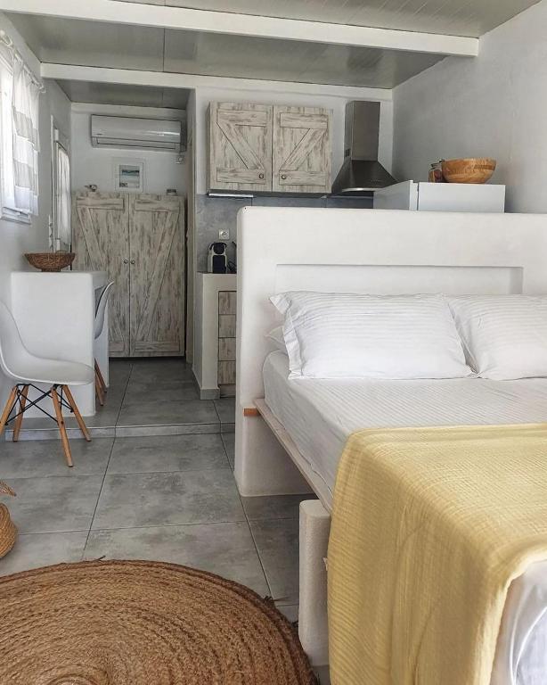 Postel nebo postele na pokoji v ubytování Zacharias Seaside Studio Kimolos