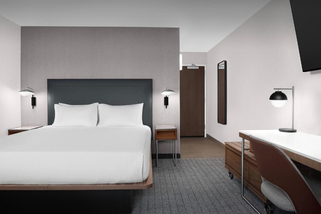 Postel nebo postele na pokoji v ubytování Courtyard by Marriott Portland Tigard