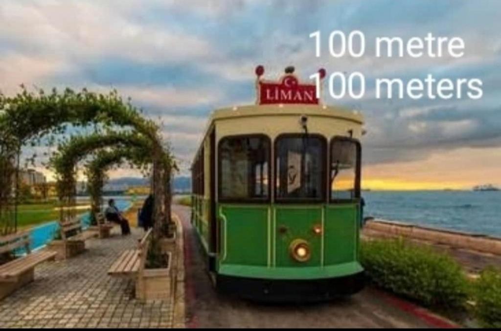un treno verde su un binario vicino all'acqua di Alsancak Konak Green Seaside 250 walk a Konak