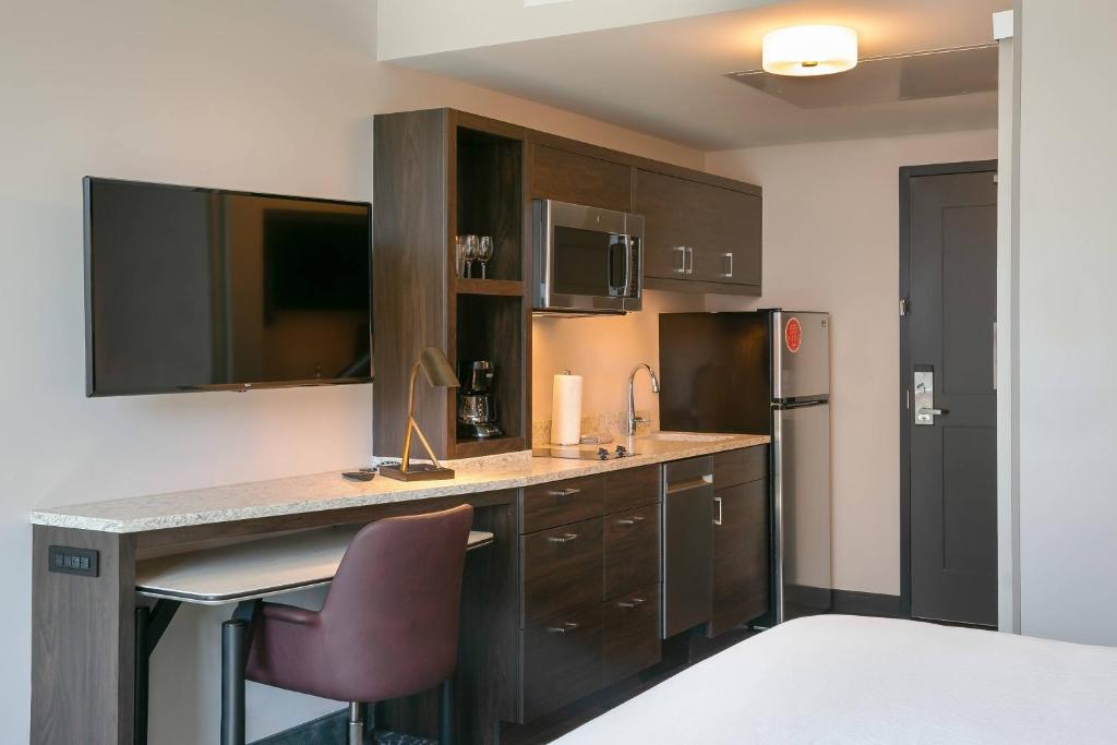TownePlace Suites Nashville Downtown/Capitol District - Queen Studio Con Bañera Adaptada - Movilidad Accesible