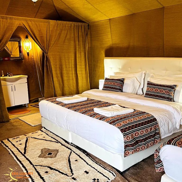 Postel nebo postele na pokoji v ubytování Dounia Luxury Camp